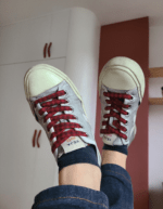Lacets rouges à carreaux La 8eme Fois sneakers grises VEJA