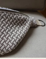 Sac banane réversible marque La 8eme Fois couleur blanche détail côté