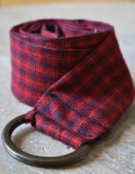 ceinture en coton à motif carreaux rouge et noire, réglable avec une boucle en métal, marque La 8eme Fois