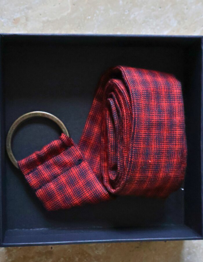 ceinture en coton à motif carreaux rouge et noire, réglable avec une boucle en métal, marque La 8eme Fois