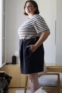 LA 8EME FOIS short long femme ajustable bleu marine vue côté main dans la poche