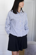 Chemise femme ajustable Charline bleu méditerranée fermée debout