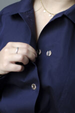 Chemise femme ajustable Charline deux rangées de boutons bleu nuit