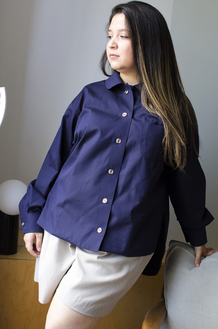 Chemise femme ajustable Charline boutons fermés bleu nuit