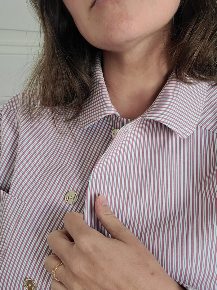 Chemise femme ajustable Charline rayée rose détail haut